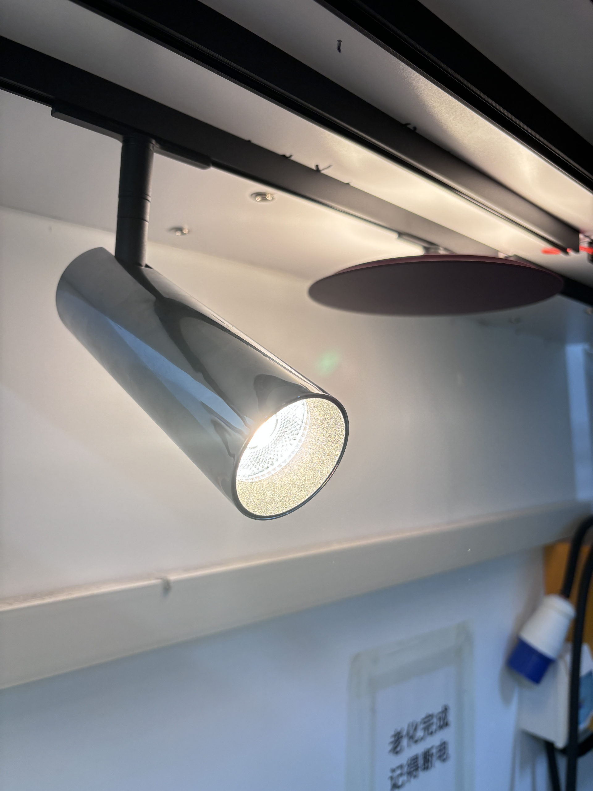 Core advantages of 5mm profile slim magnetic track light: minimalist aesthetics, space-saving layout flexibility, energy efficiency, and installation example of the magnetic spotlight.